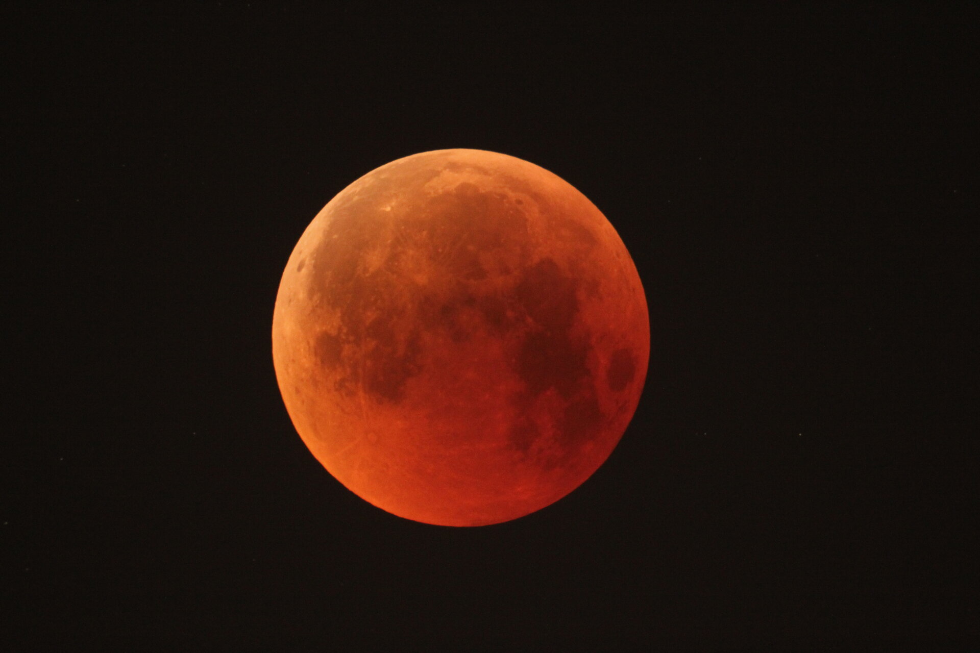 Así se vivió el eclipse lunar y la superluna