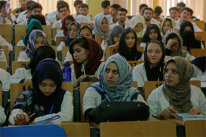 Mujeres de Afganistán podrán estudiar en la universidad, separadas de los hombres