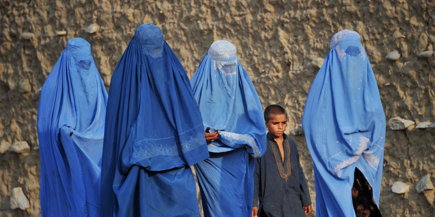 El gobierno talibán ordena a mujeres cubrirse de pies a cabeza