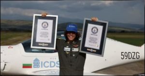 Con solo 17 años crea Record Guinness por volar alrededor del mundo solo en un avión