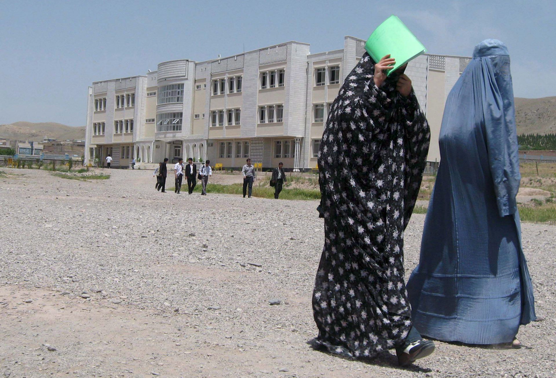 Afganistán: Talibanes prohíben a mujeres ir a la universidad
