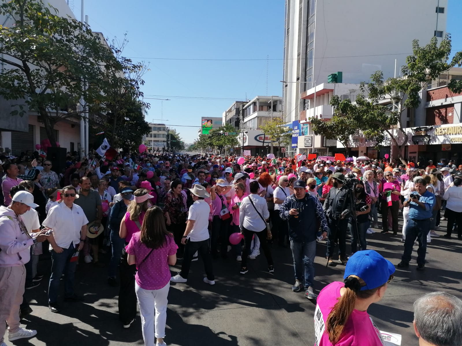“Mi voto no se toca” Mexicanos se unen a manifestaciones contra la reforma electoral