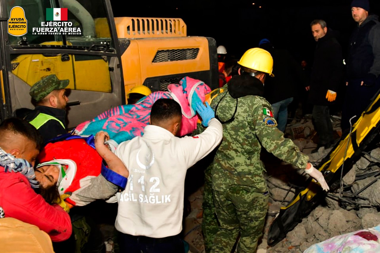 ¡Salvando vidas! Ejército mexicano rescata a ciudadana turca tras el devastador terremoto