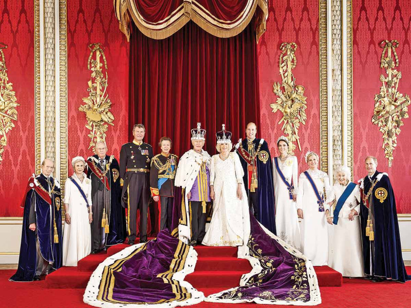 La Familia Real Británica presenta su primera foto oficial con los nuevos miembros