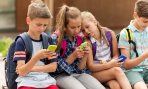 El pueblo irlandés que considera la restricción del uso de celulares en menores de 12 años