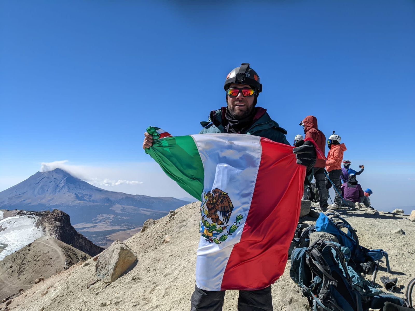 Orgullo sinaloense: Daviduziel Monárrez escala con éxito el Chimborazo en Ecuador