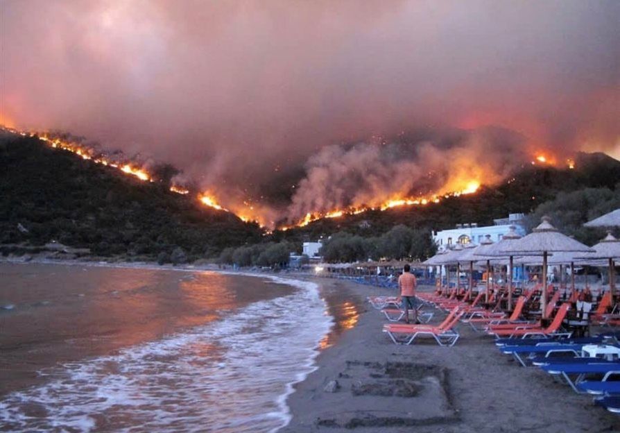 En Grecia se combaten 3 grandes incendios forestales, los mayores registrados en Europa
