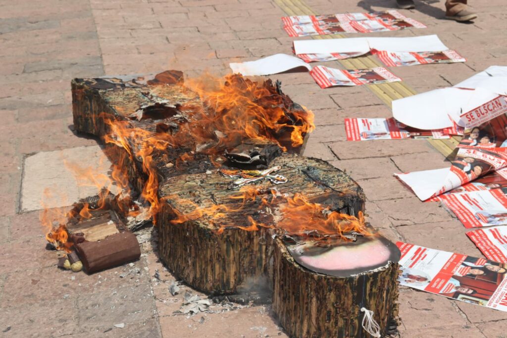 Empleada de Bienestar se manifiesta, y “quema” a alcalde de Culiacán