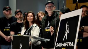 Esperanza en Hollywood: Acuerdo Tentativo para Detener la Huelga de Guionistas