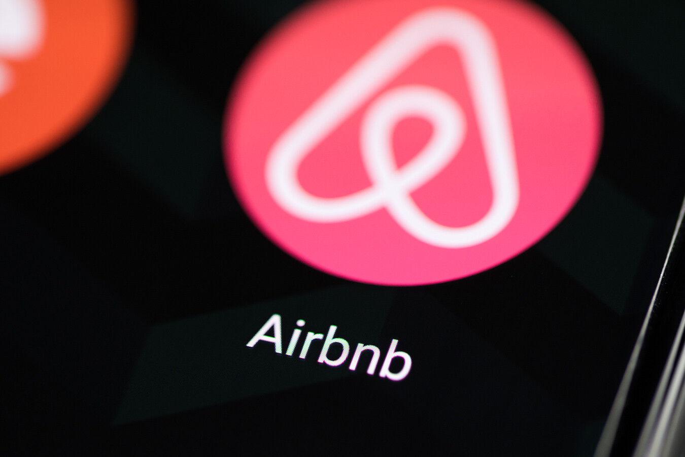 El CEO de Airbnb Reconoce Problemas en su Aplicación