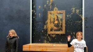 Activistas lanzan sopa al cuadro de la Mona Lisa
