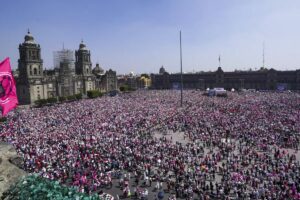 Miles de personas se manifiestan en una “marcha por la democracia”