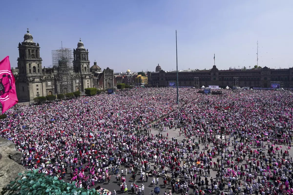 Miles de personas se manifiestan en una “marcha por la democracia”