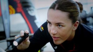 La trayectoria de Emmie Jones: la pionera como la primera mecánica femenina en Red Bull