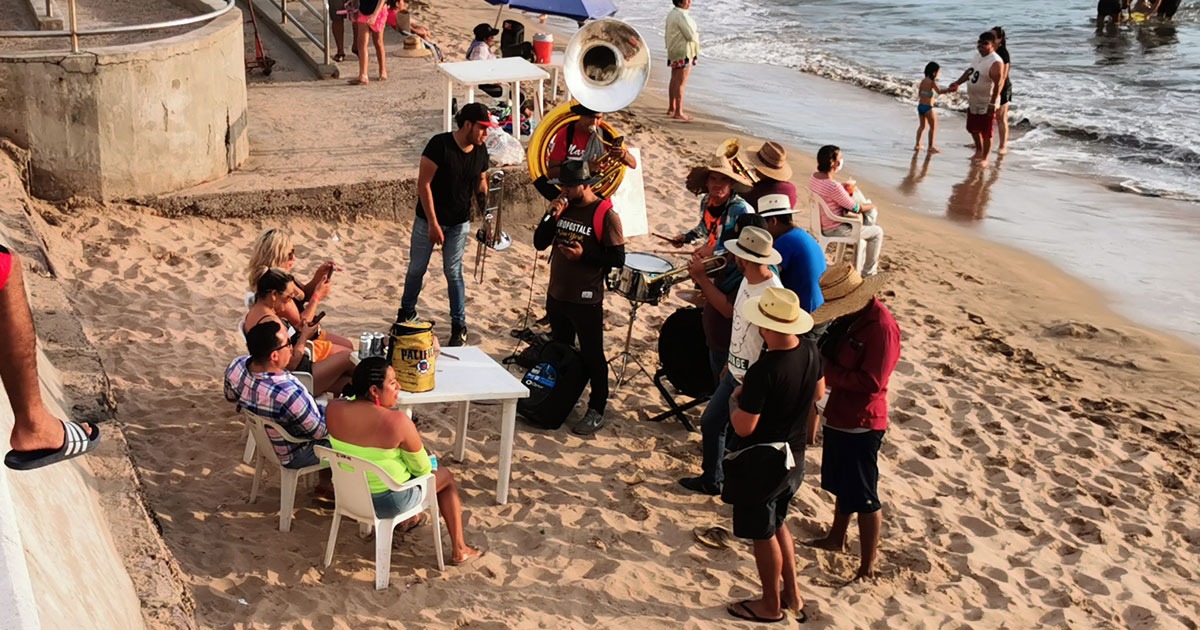 Buscan prohibir música de banda en playas de Mazatlán