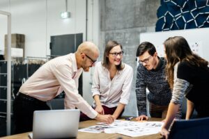 Descubre algunos hábitos para mejorar tu ambiente laboral